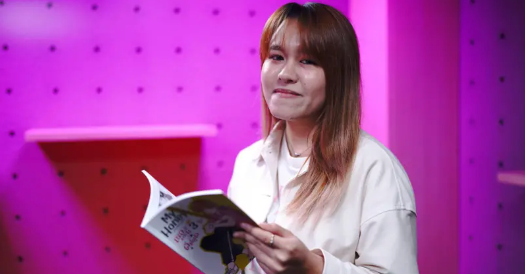 Kako su tajlandske lezbejske ljubavne priče postale višemilionska industrija 7 Ranuka Songmuang u beloj košulji sa mange stripom u rukama