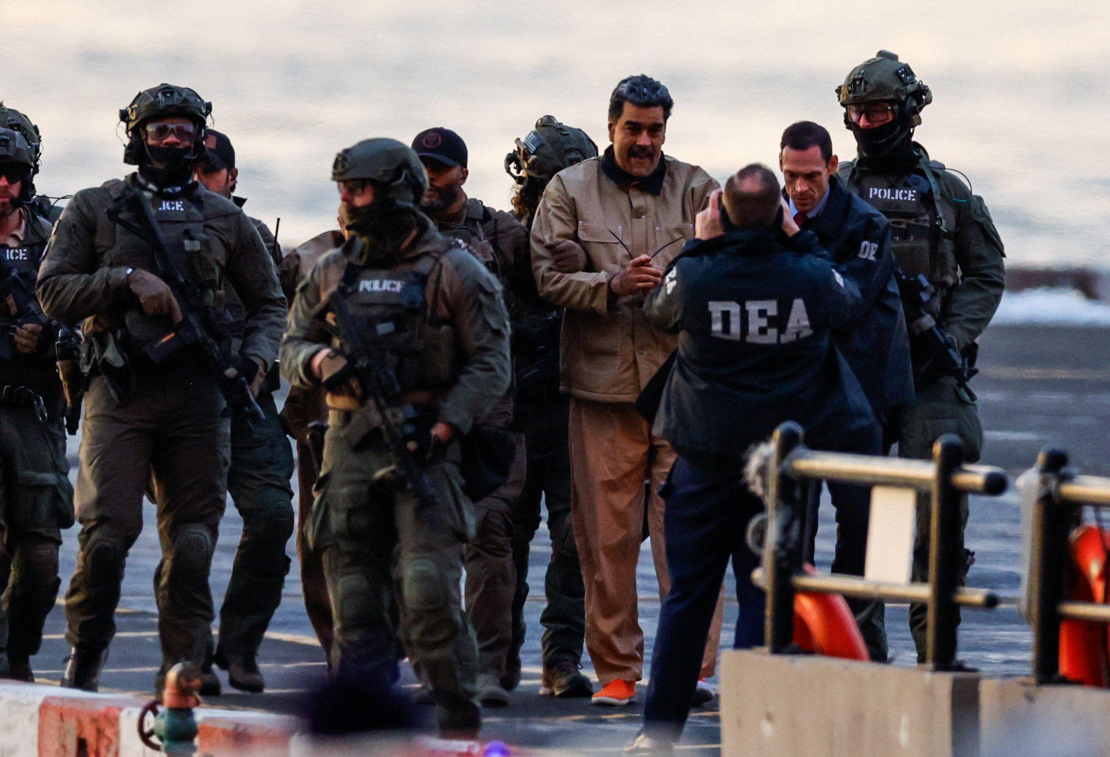 Maduro, sa lisicama na rukama, ide u američki sud - u fotografijama 3 nikolas maduro, hapšenje madura, amerikanci uhapsili madura u venecueli