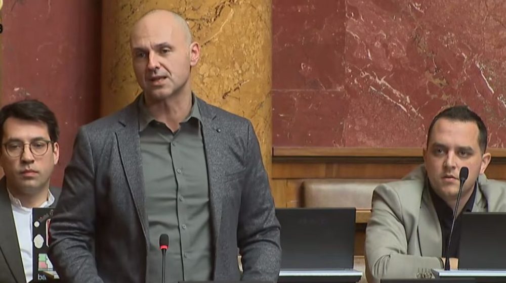 Poslanik objavio snimak prazne sale kada je trebalo da se raspravlja o Macutovoj Vladi (VIDEO) 1