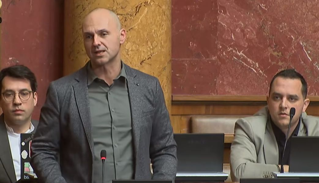 U Skupštini svađa o izložbi o Jasenovcu u holu i dolasku Tonina Picule, letele reči "ološ", "bitanga"... 2 U Skupštini svađa o izložbi o Jasenovcu u holu i dolasku Tonina Picule, letele reči "ološ", "bitanga"... 2