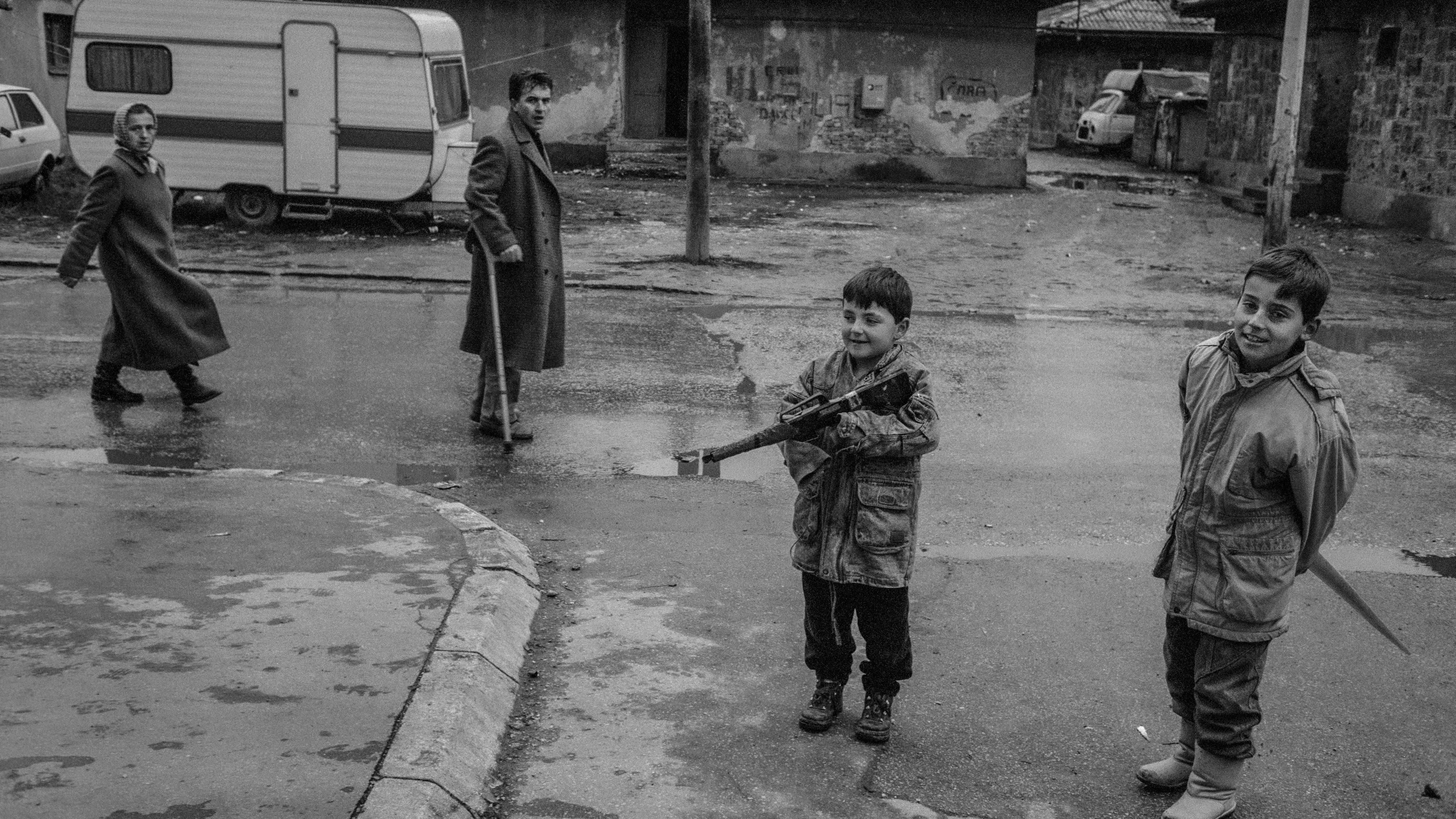 Kako odrastanje u ratu zaista utiče na jednog 11-godišnjaka 9 Crno-bela fotografija dečje igre na ulicama Sarajeva pod opsadom