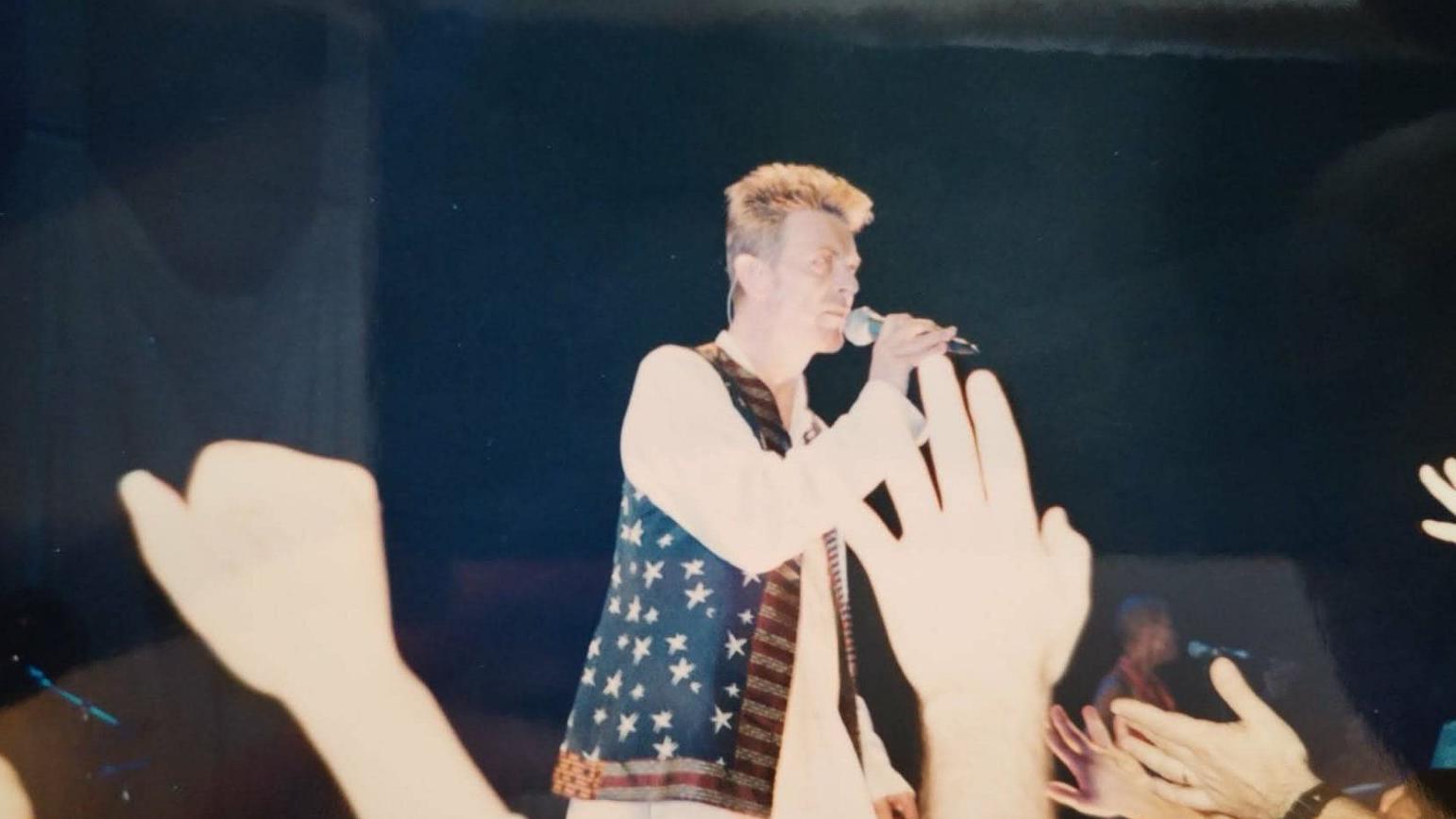 Kako se Balkan seća Dejvida Bouvija, maštovitog rokenrol buntovnika 3 Dejvid Bouvi drži mikrofon u prsluku sa belim zvezdama