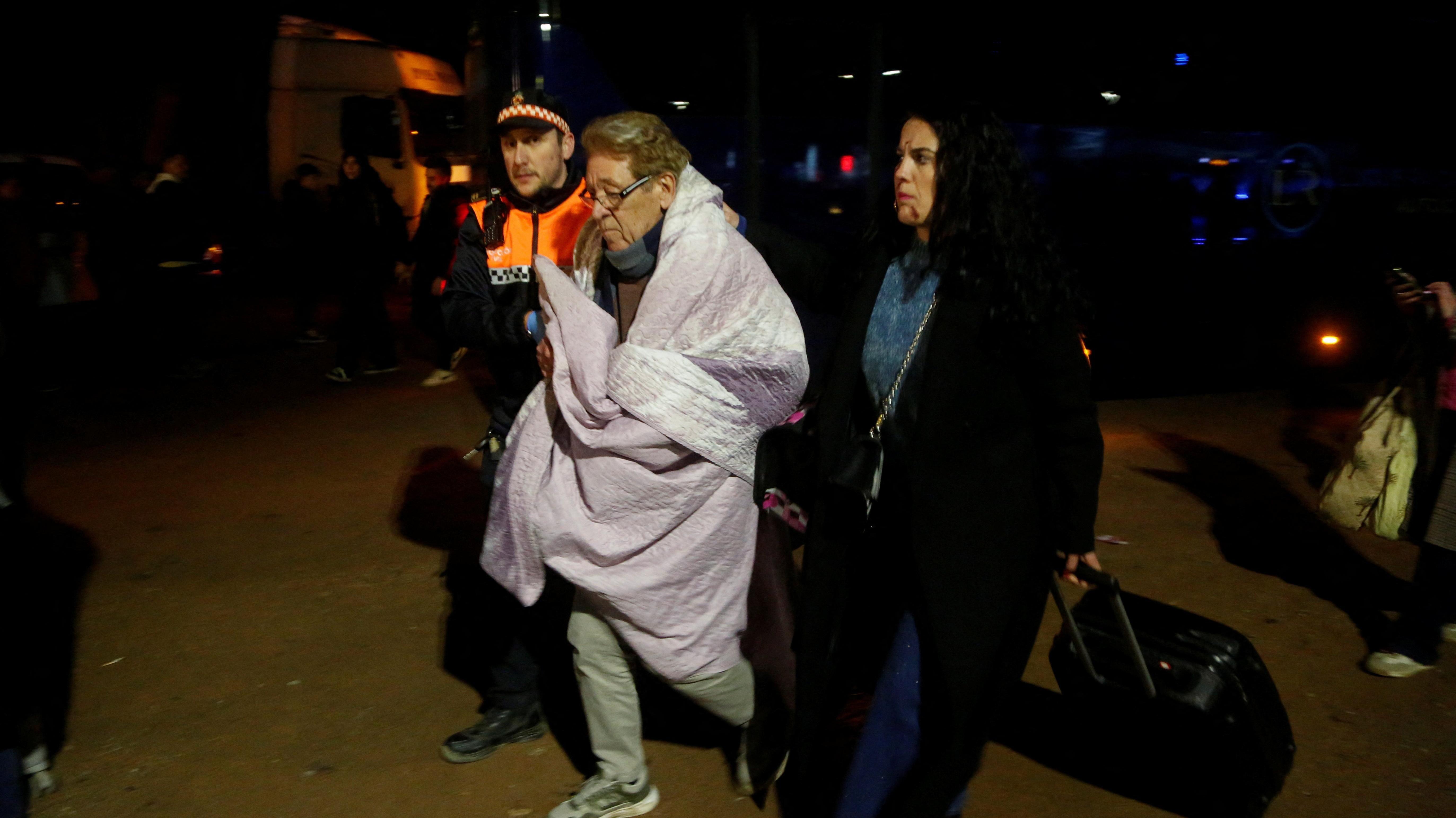 Një person i plagosur në një dalje fatale nga shinat e një treni u dërgua në Spitalin Bashkiak të Kaseta në Adamuz për trajtim pasi treni me shpejtësi të lartë doli nga shinat.