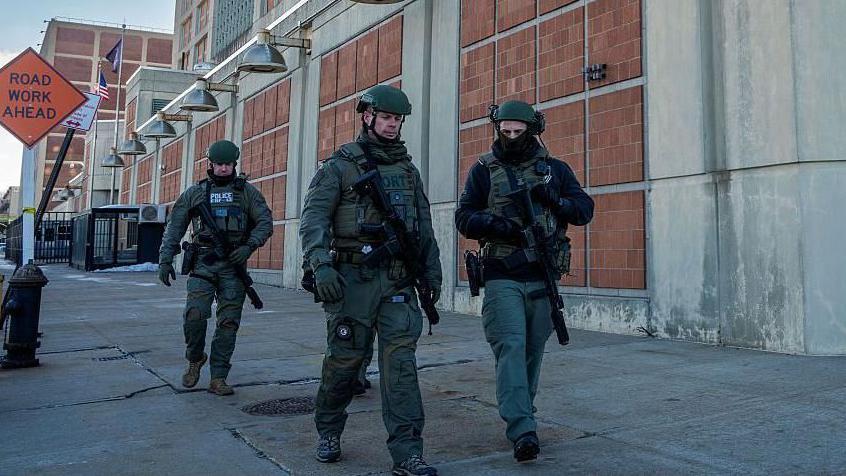 Teško naoružani policajci hodaju po zatvoru u kojem je zatočen Maduro