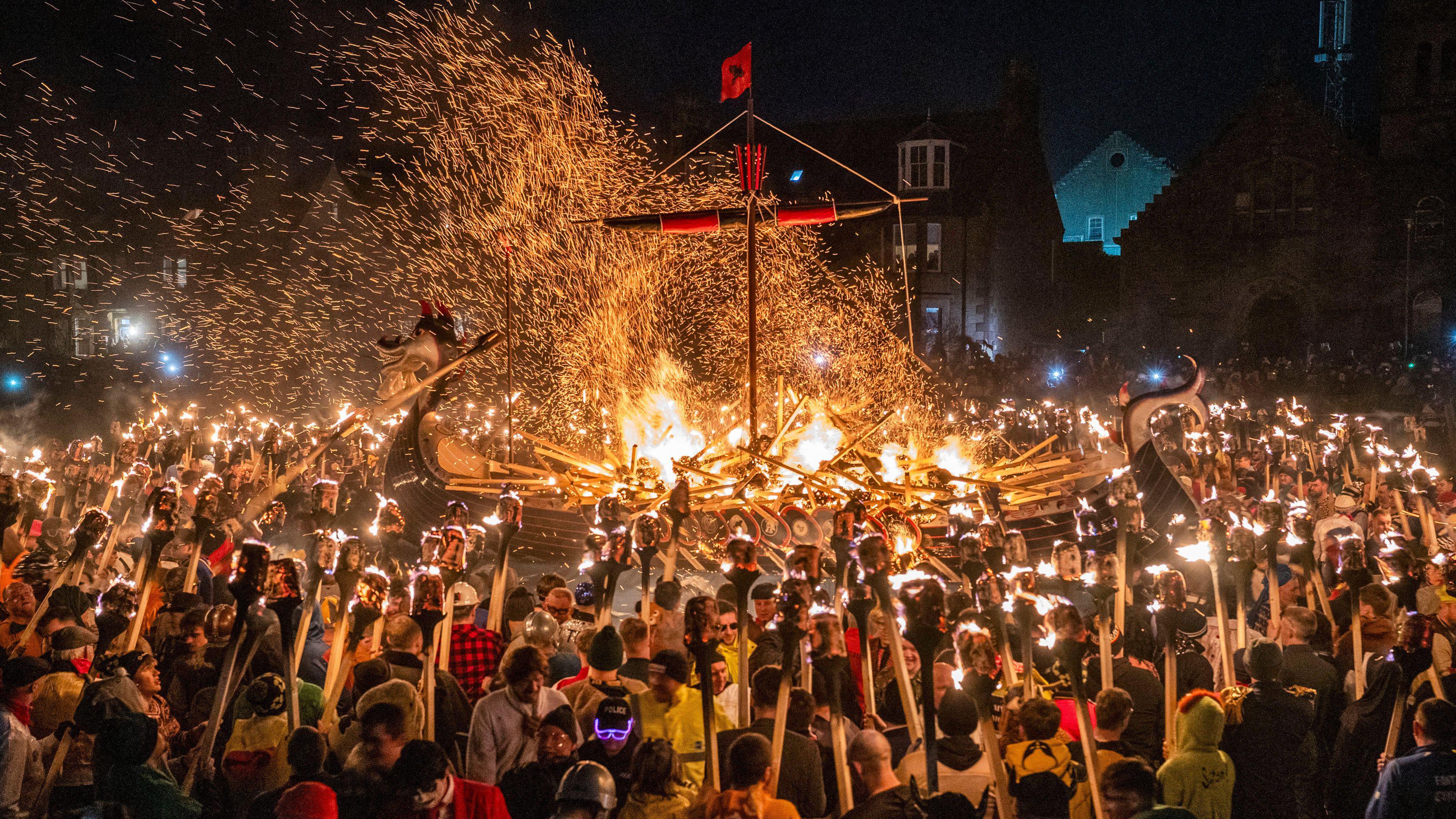 Festival se završava spaljivanjem ručno izrađenog vikinškog broda