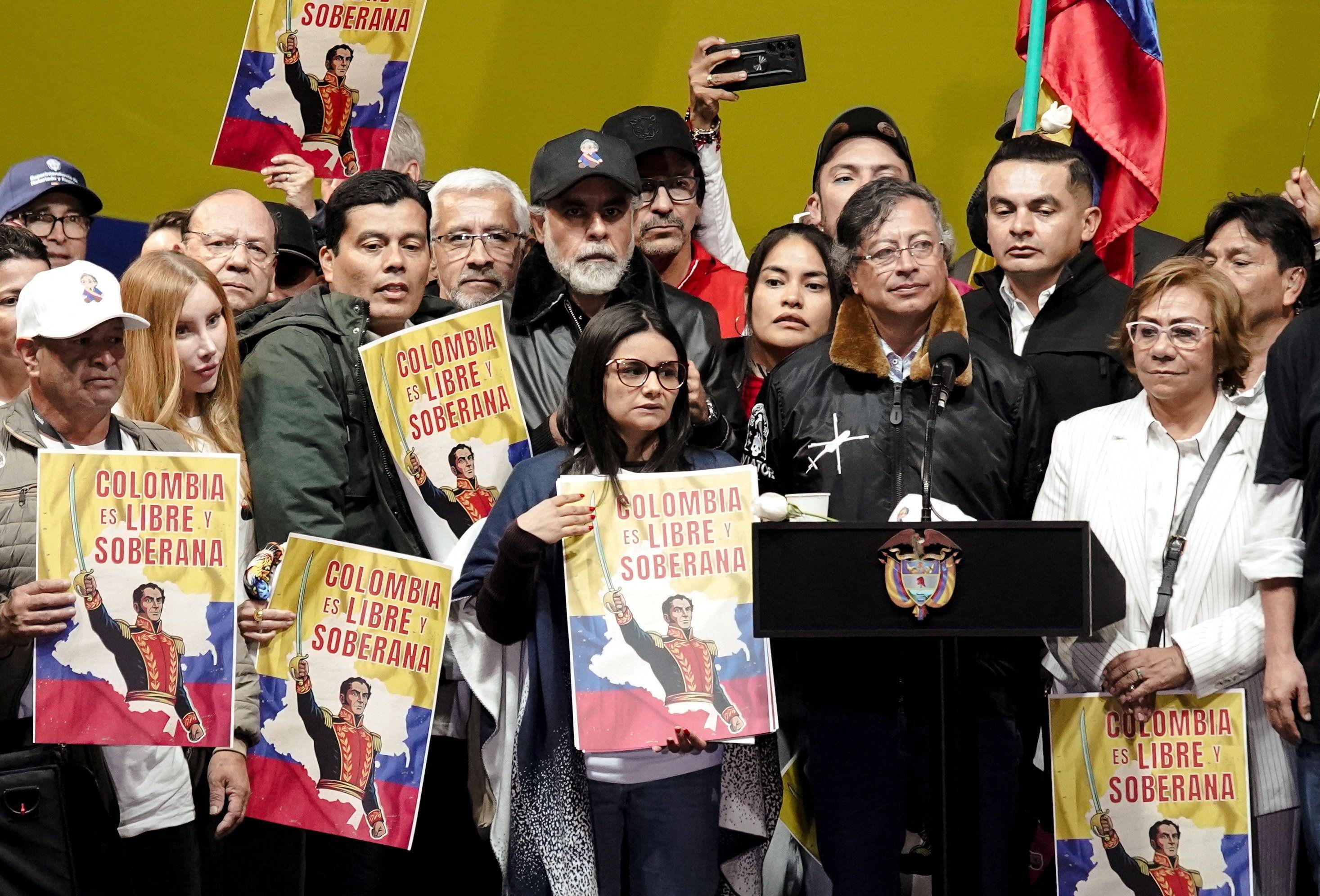 Kolumbijski predsednik Gustavo Petro, ​​okružen pristalicama koje drže plakate sa slikom lidera Južne Amerike za nezavisnost Simona Bolivara, pravi pauzu dok govori tokom skupa u odbranu nacionalnog suvereniteta, nakon izjava američkog predsednika Donalda Trampa koji sugerišu moguću vojnu intervenciju u Kolumbiji, nekoliko dana nakon što su SAD napale Venecuelu i zarobile njenog predsednika Nikolasa Madura i njegovu suprugu Siliju Flores