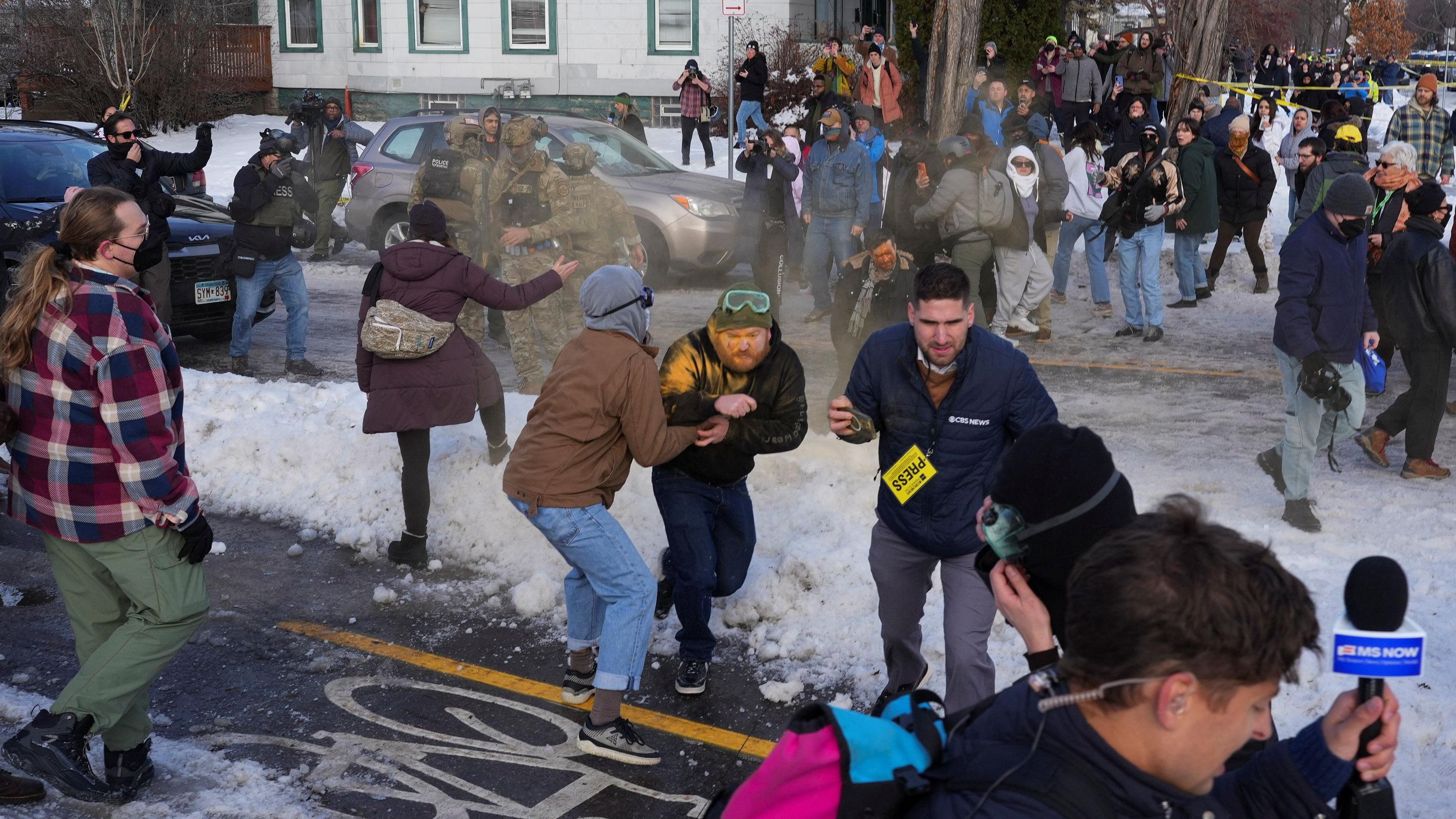 Protesti širom Amerike i kritike Beloj kući zbog ubistva žene u Mineapolisu 2 demonstracije u mineapolisu, imigracioni agenti