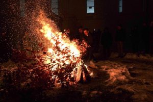 Milioni ljudi širom sveta proslavili su pravoslavni Božić u sredu, skoro dve nedelje pošto ga je proslavio veći deo sveta, piše američka novinska agencija AP.