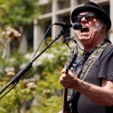 Nil Jang nudi utehu Grenlanđanima: 'Zanemarite Trampa, slušajte moju muziku besplatno' 7