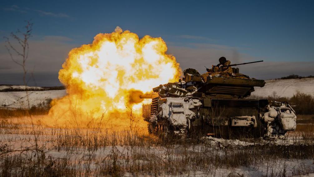 'Prevareni smo': Žena koja vrbuje strance da se bore za Rusiju 4 tenk puca ka ruskim položajima u snežnom pejzažu u Donjeckoj oblasti u januaru 2024