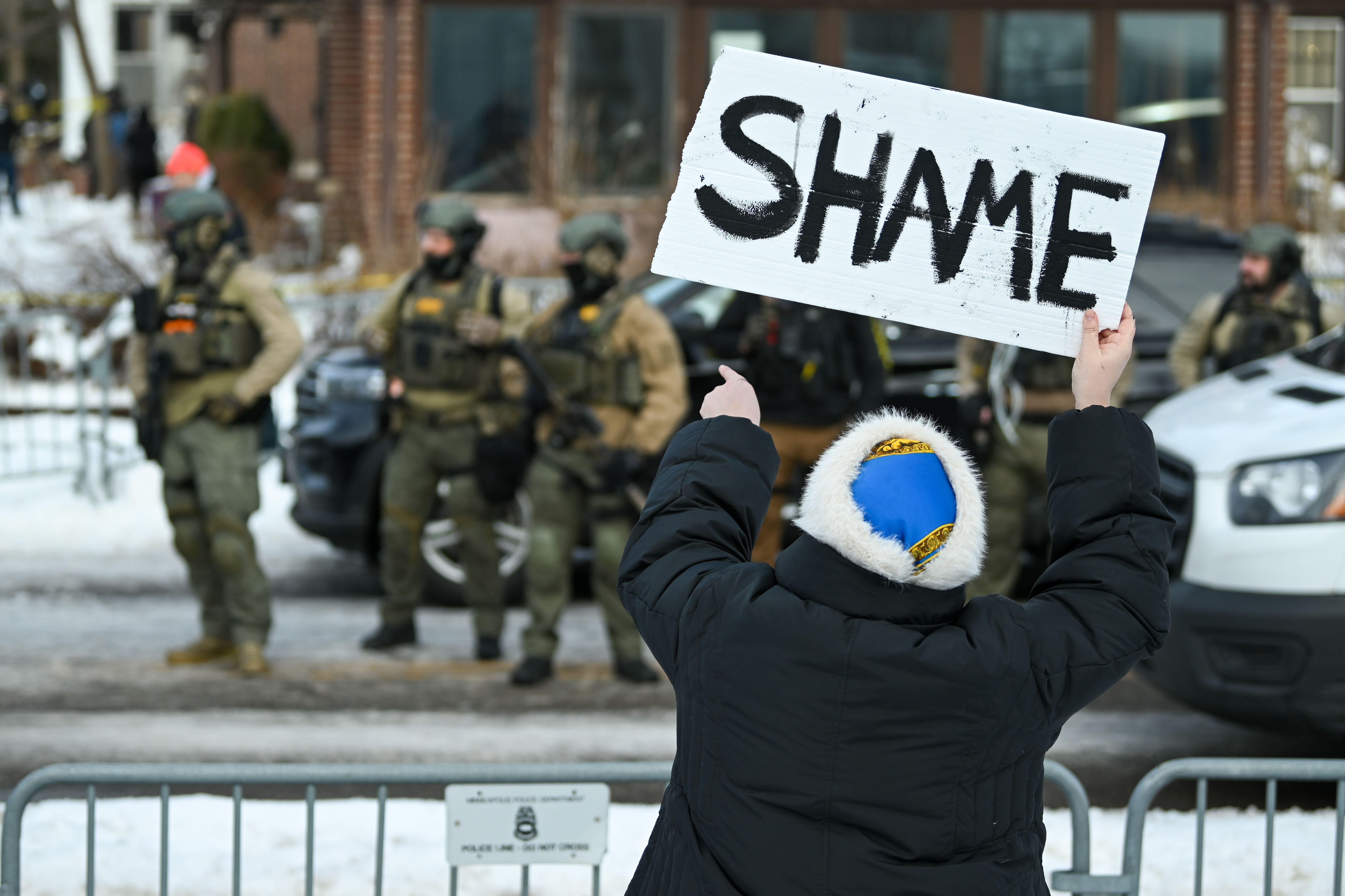 Protesti širom Amerike i kritike Beloj kući zbog ubistva žene u Mineapolisu 13 Policajac ICE-a je pucao i ubio ženu koja je vozila automobil i blokirala savezne agente dok su sprovodili imigracione operacije u južnom Mineapolisu.