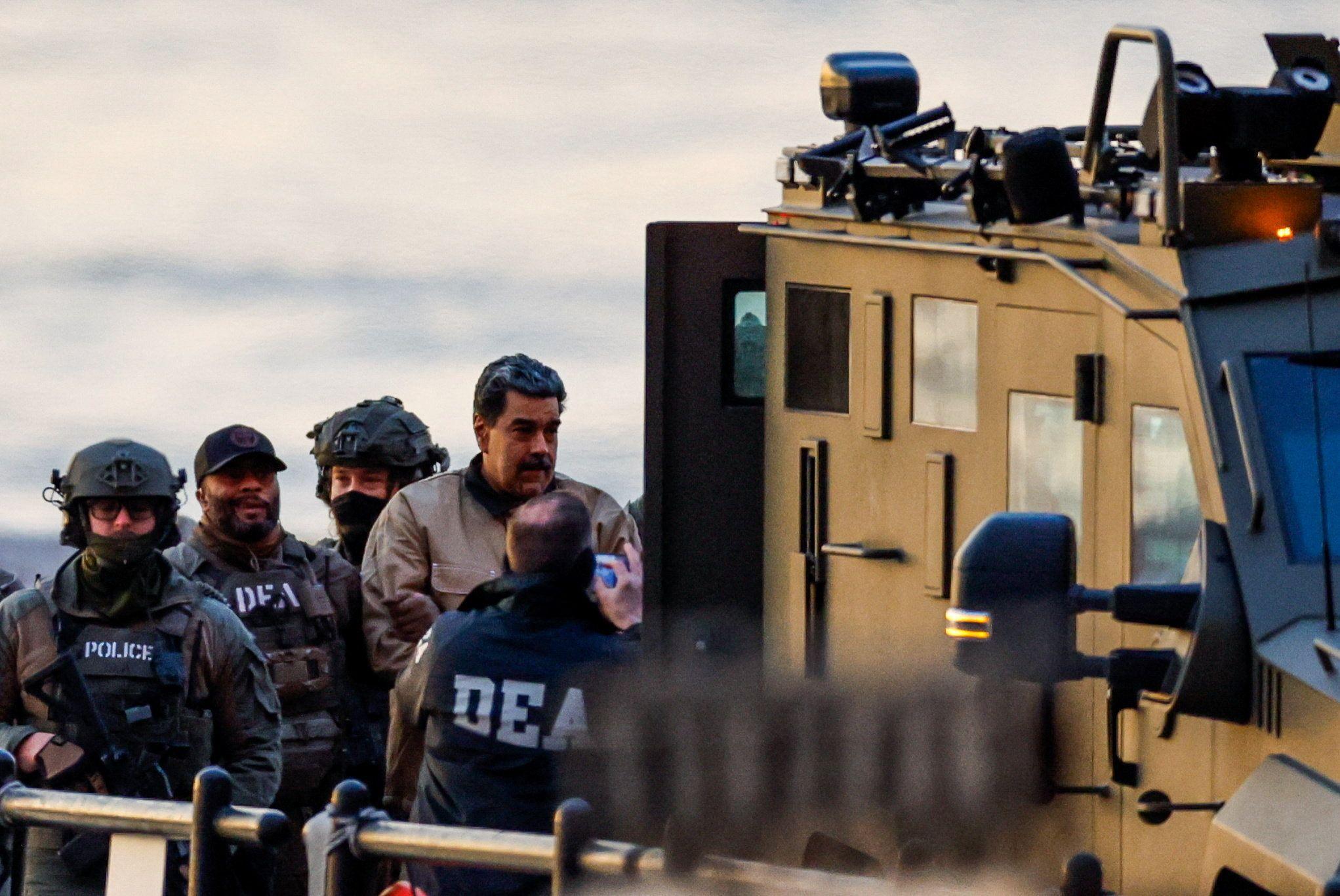 Maduro, sa lisicama na rukama, ide u američki sud - u fotografijama 5 nikolas maduro, hapšenje madura, amerikanci uhapsili madura u venecueli