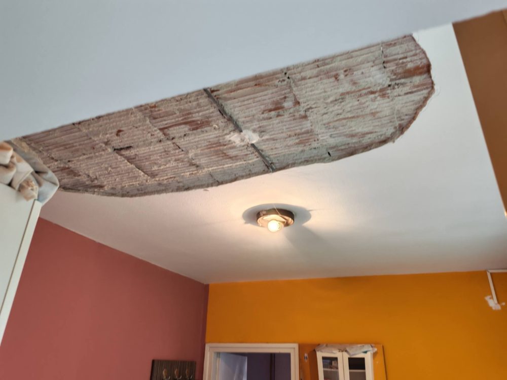 Pao deo plafona u školi Carica Jelena Pao plafon u školi za decu sa smetnjama u razvoju "Carica Jelena" u Nišu (VIDEO) 2