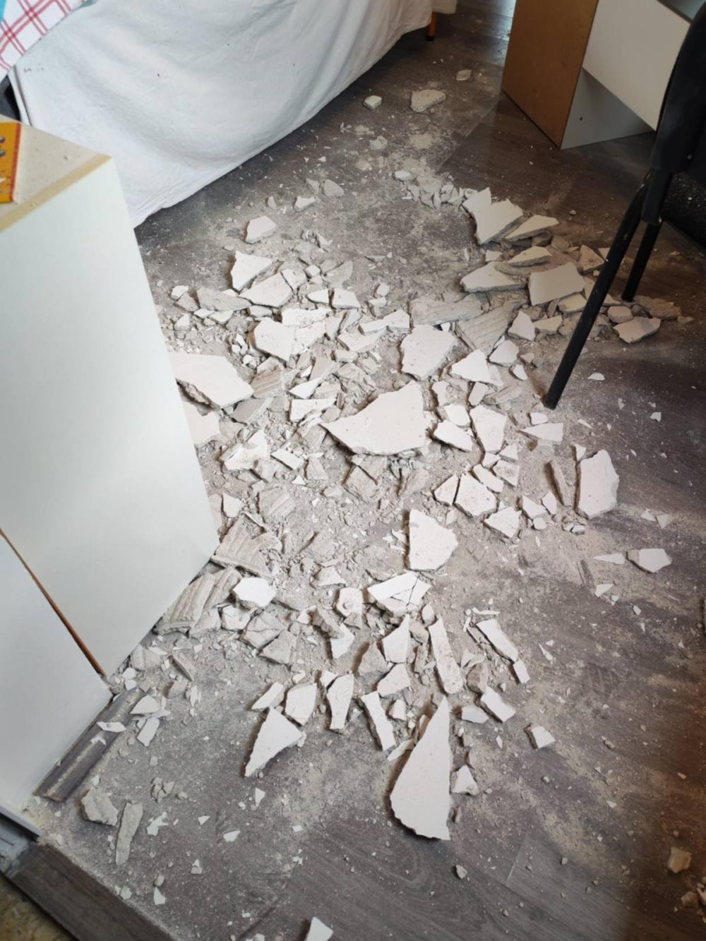 Pao deo plafona u školi Carica Jelena Pao plafon u školi za decu sa smetnjama u razvoju "Carica Jelena" u Nišu (VIDEO) 3