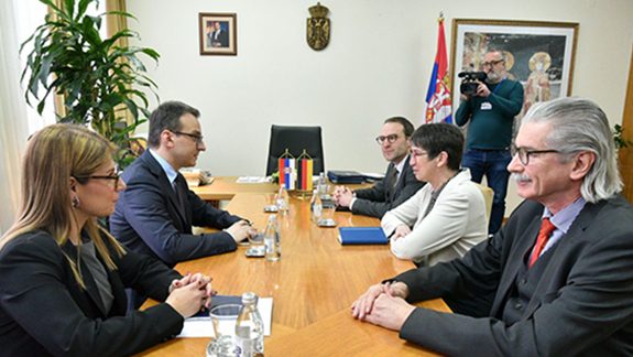 Petković sa nemačkom ambasadorkom o situaciji na Kosovu 7