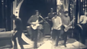 Na društvenim mrežama poslednjih dana kruži video-snimak iz novogodišnjeg televizijskog programa „Disko klub 71“, koji je vodio Dragan Nikolić, a koji predstavlja zanimljiv i danas gotovo zaboravljen dokument jednog muzičkog i medijskog vremena.