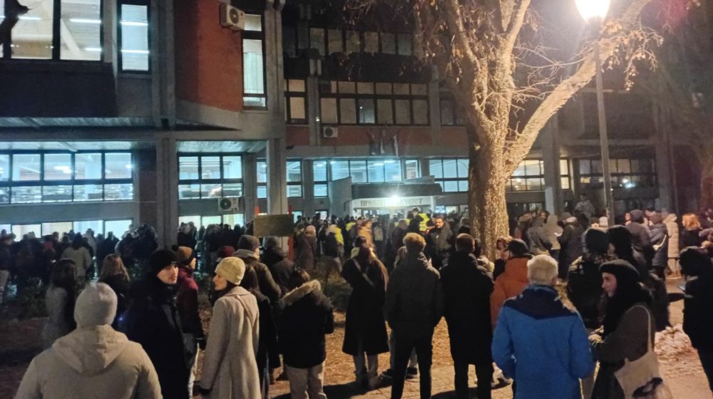 Profesor Atila Dudaš napustio predavanje nakon što su studenti koji protestuju ušli u amfiteatar (VIDEO) 8