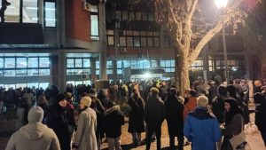 Profesor Atila Dudaš napustio predavanje nakon što su studenti koji protestuju ušli u amfiteatar (VIDEO) 1