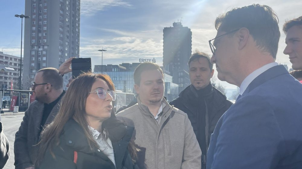 Evroposlanik Prebilič se sastao u Novom Sadu sa aktivistima optuženim za rušenje ustavnog poretka 11