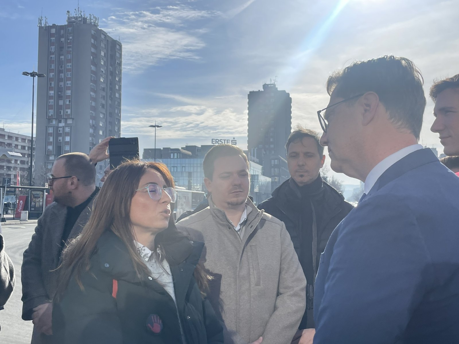 Evroposlanik odao poštu poginulima u padu nadstrešnice u Novom Sadu (FOTO/VIDEO) 3