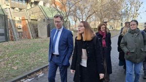 Vladimir Prebilič sa Jelenom Kleut u Novom Sadu: Teško mi je da kažem da li će se ime dekana Filozofskog fakulteta naći u izveštaju EP 18 Vladimir Prebilič sa Jelenom Kleut u Novom Sadu: Teško mi je da kažem da li će se ime dekana Filozofskog fakulteta naći u izveštaju EP 12