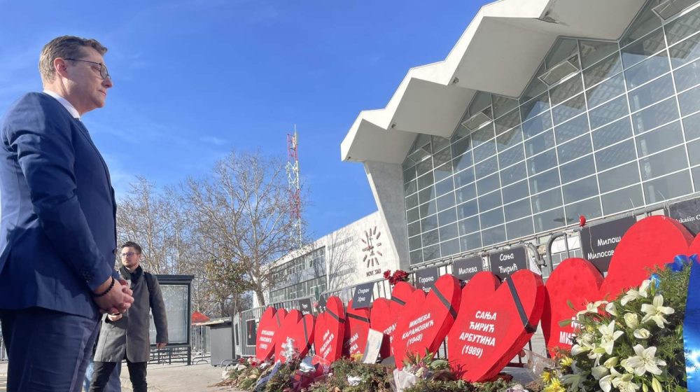 Evroposlanik odao poštu poginulima u padu nadstrešnice u Novom Sadu 9