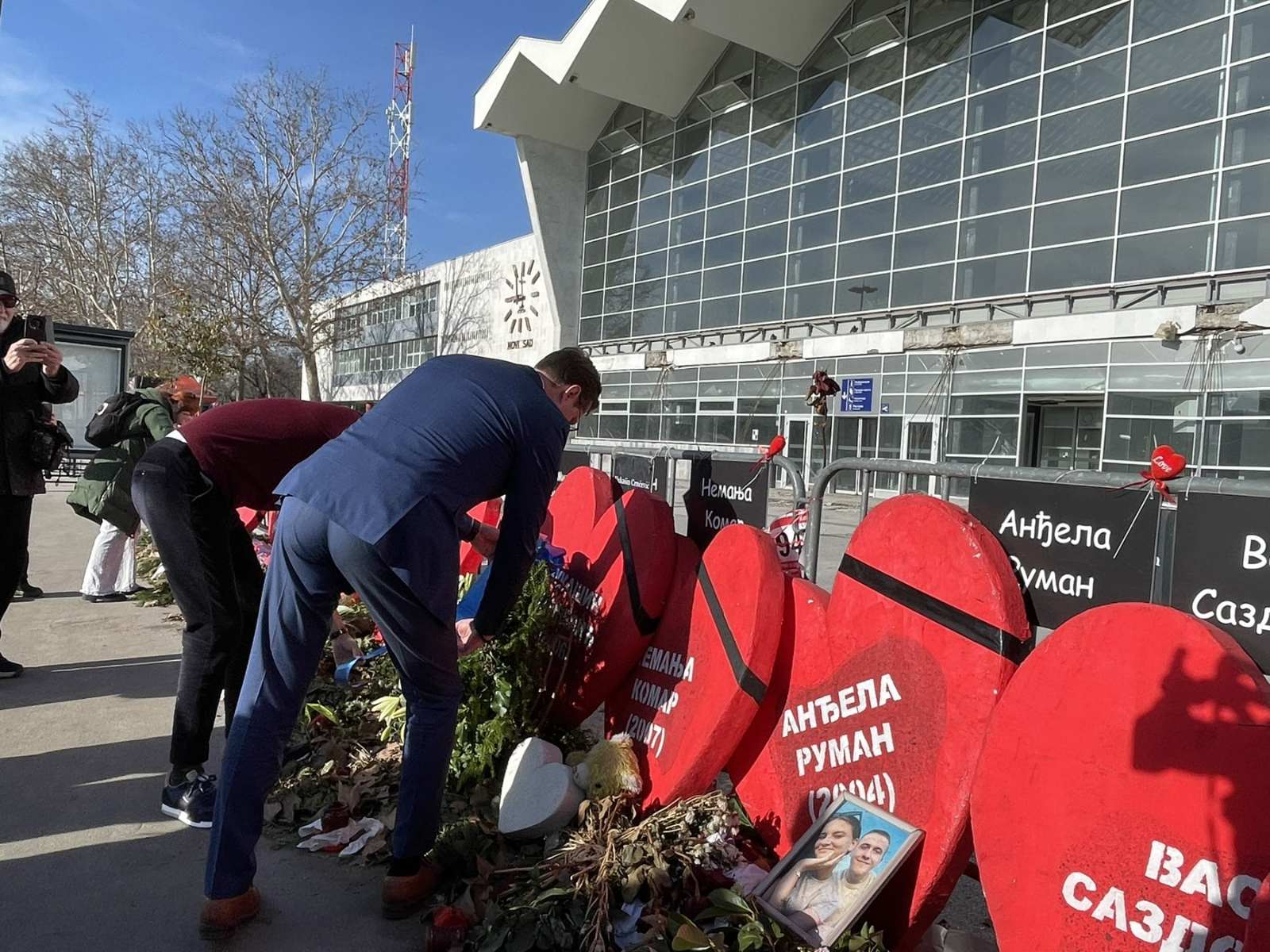 Evroposlanik odao poštu poginulima u padu nadstrešnice u Novom Sadu (FOTO/VIDEO) 2