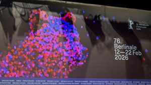 Od 12. do 22. februara, 76. Berlinale donosi jednu od programski najraznovrsnijih konkurencija poslednjih godina: 22 filma iz 28 zemalja, nastavljajući da gradi identitet festivala koji spaja umetnički rizik, društvenu svest i međunarodni uticaj.