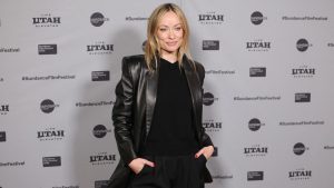 Nakon drame koja je pratila njen prethodni film, Olivija Vajld se na velika vrata vratila intimnom komedijom „The Invite“. Premijera na festivalu Sandens izazvala je rat studija za prava na distribuciju i rasplakala rediteljku, koja je sa glumačkom ekipom dobila višeminutne ovacije.