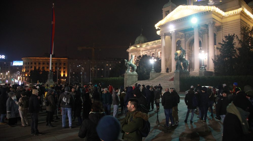 Protest podrške studentima i profesorima u Novom Sadu: Građani i dalje ispred Skupštine Srbije, u Pionirskom parku puštena muzika (VIDEO, FOTO) 7