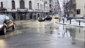 Pukla cev u Golsvordijevoj ulici na Vračaru, voda teče do Bulevara (VIDEO) 20 Pukla cev u Golsvordijevoj ulici na Vračaru, voda teče do Bulevara (VIDEO) 14