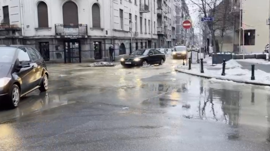 Pukla cev u Golsvordijevoj ulici na Vračaru, voda teče do Bulevara 8