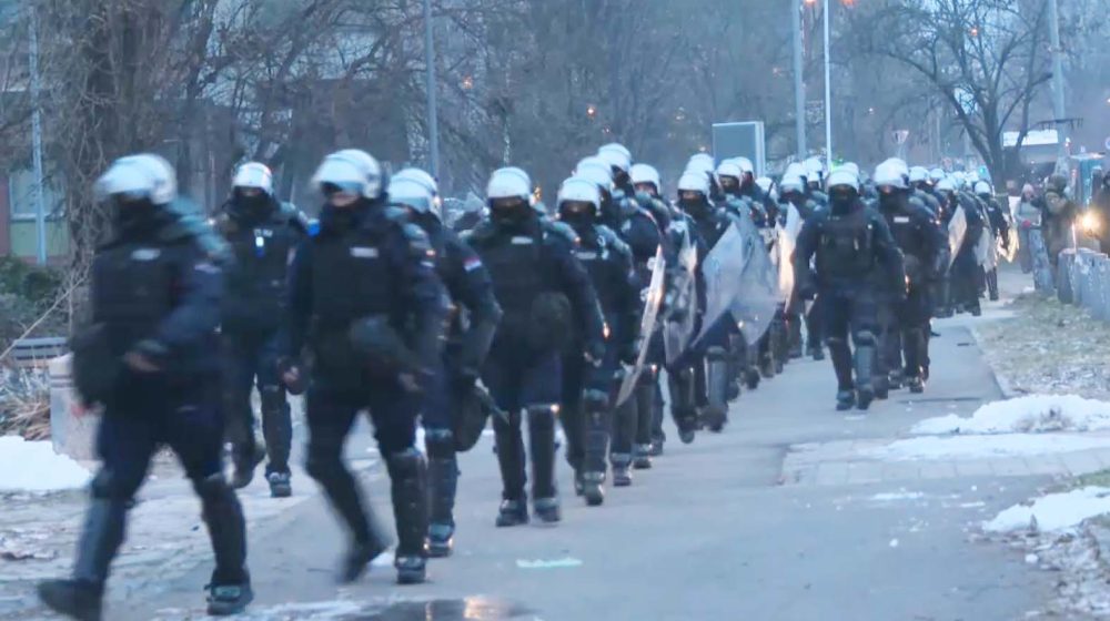 Mreža Safe Journalist: Institucije da reaguju na prekomernu silu policije na fakultetu u Novom Sadu 10