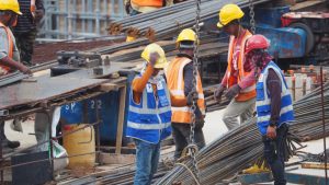 Strani radnici u Srbiji sve češće prijavljuju loše uslove rada, neisplaćene zarade i kršenje ugovora, a reakcije institucija su "mlake" ili nikakve. Stručnjaci tvrde da su strani radnici u Srbiji pred zakonom jednaki sa domaćim, ali da nisu ravnopravni.