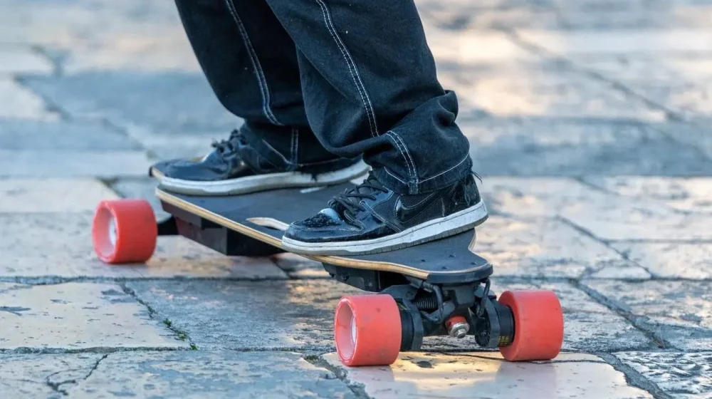 Električni skejt ponovo donosi zabavu na točkovima 26