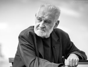 Legendarni mađarski reditelj Bela Tar, poznat po dugim kadrovima u crno-belim filmovima pustih krajolika, preminuo je u 70. godini.