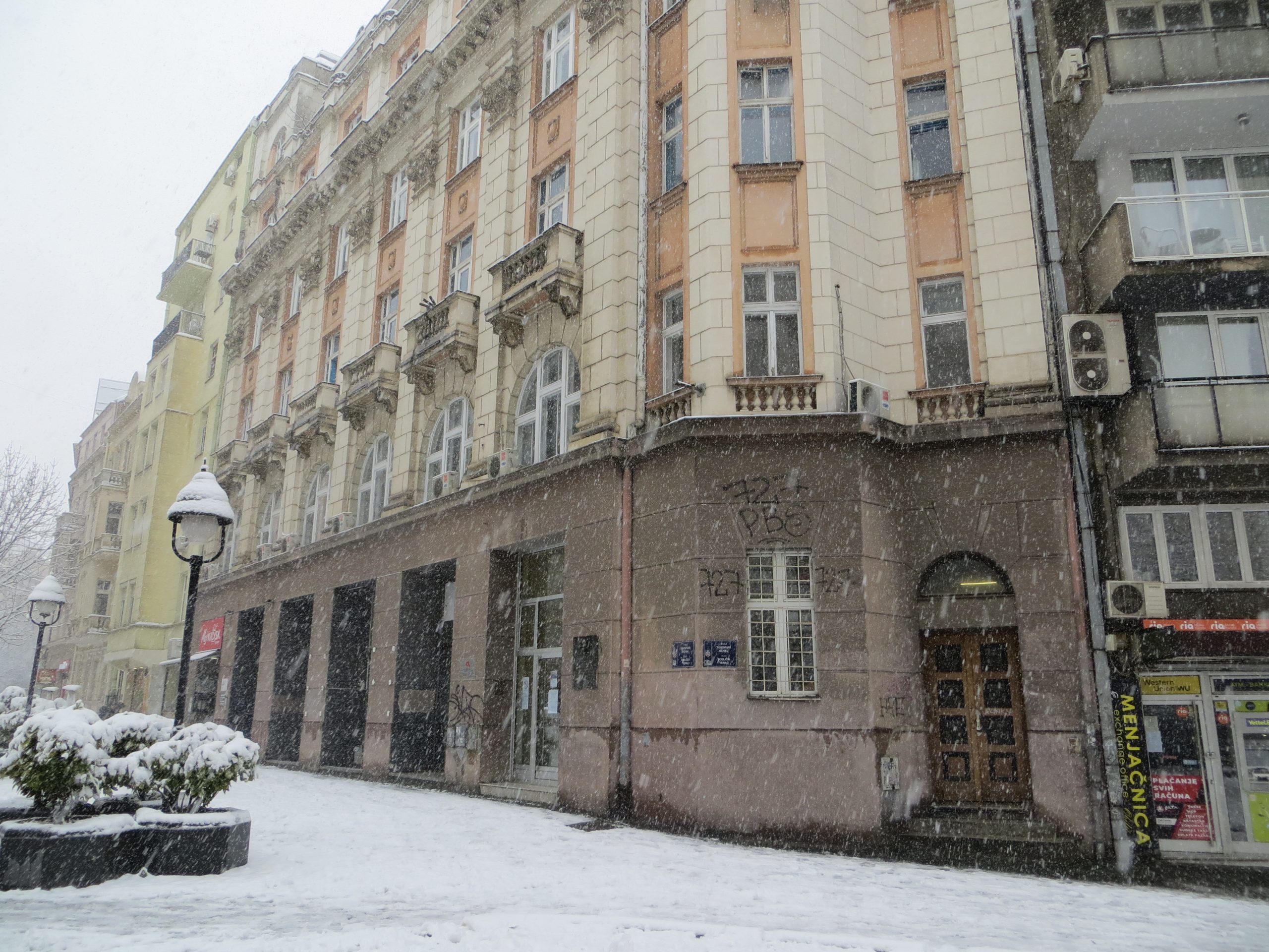 Ljudi sa soliter-porcijama (Nikad neobjavljeno: Priča o katakombi, Adeli i ljupkim lešinarima 3) 2