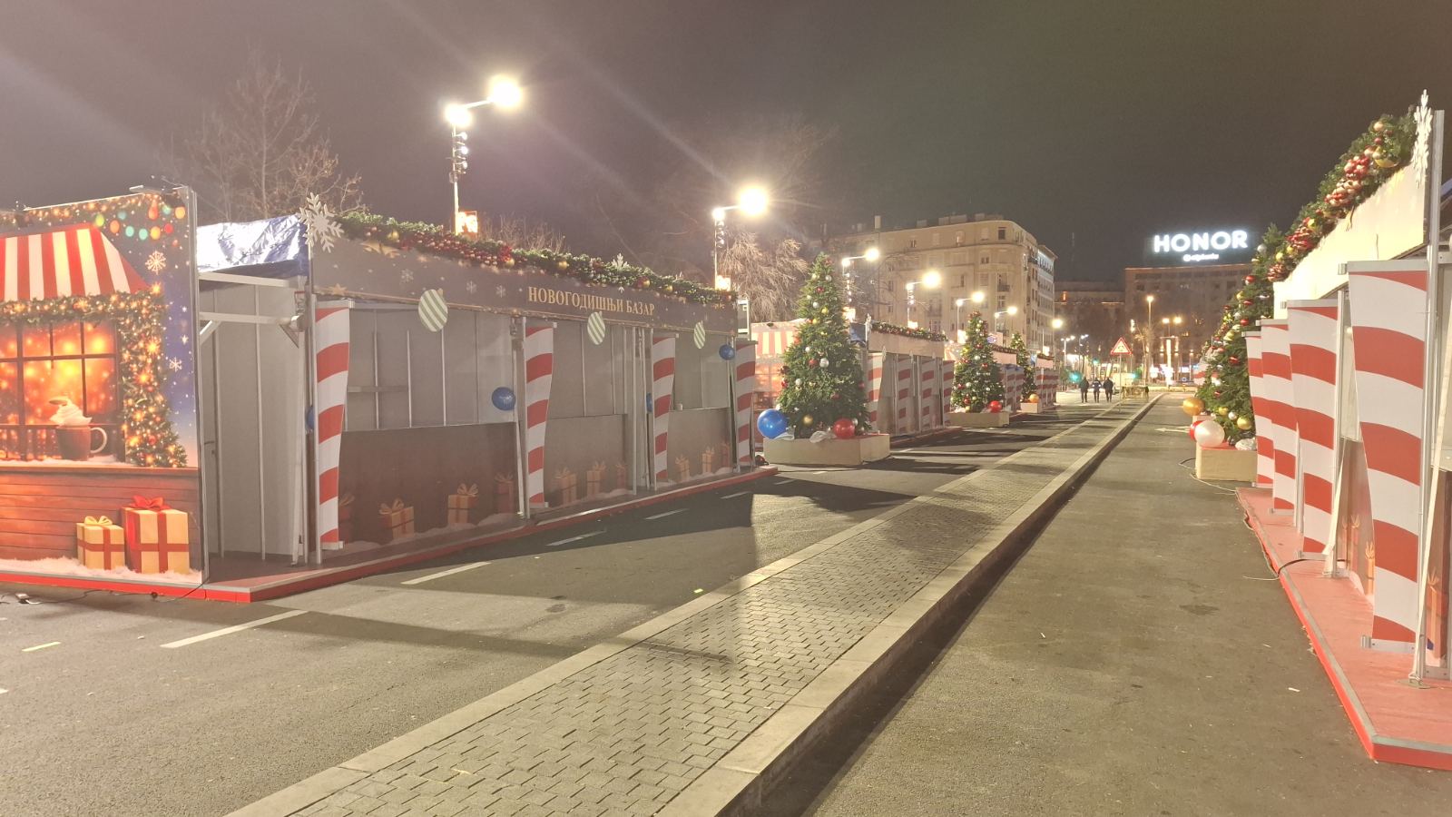 (FOTO) Božićno seoce ispred Skupštine prazno, svi štandovi zatvoreni 2