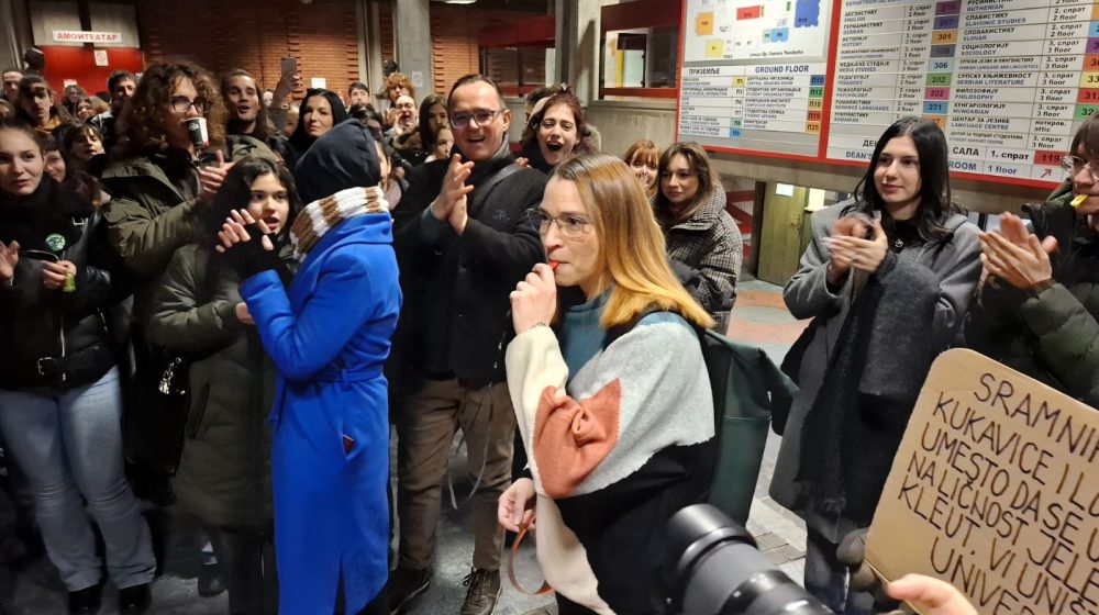 Jeleni Kleut uručen otkaz: Studenti, profesori i građani u holu Filozofskog traže da im se obrati dekan (VIDEO) 10