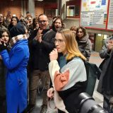 Jeleni Kleut uručen otkaz: Studenti, profesori i građani u holu Filozofskog traže da im se obrati dekan (VIDEO) 3