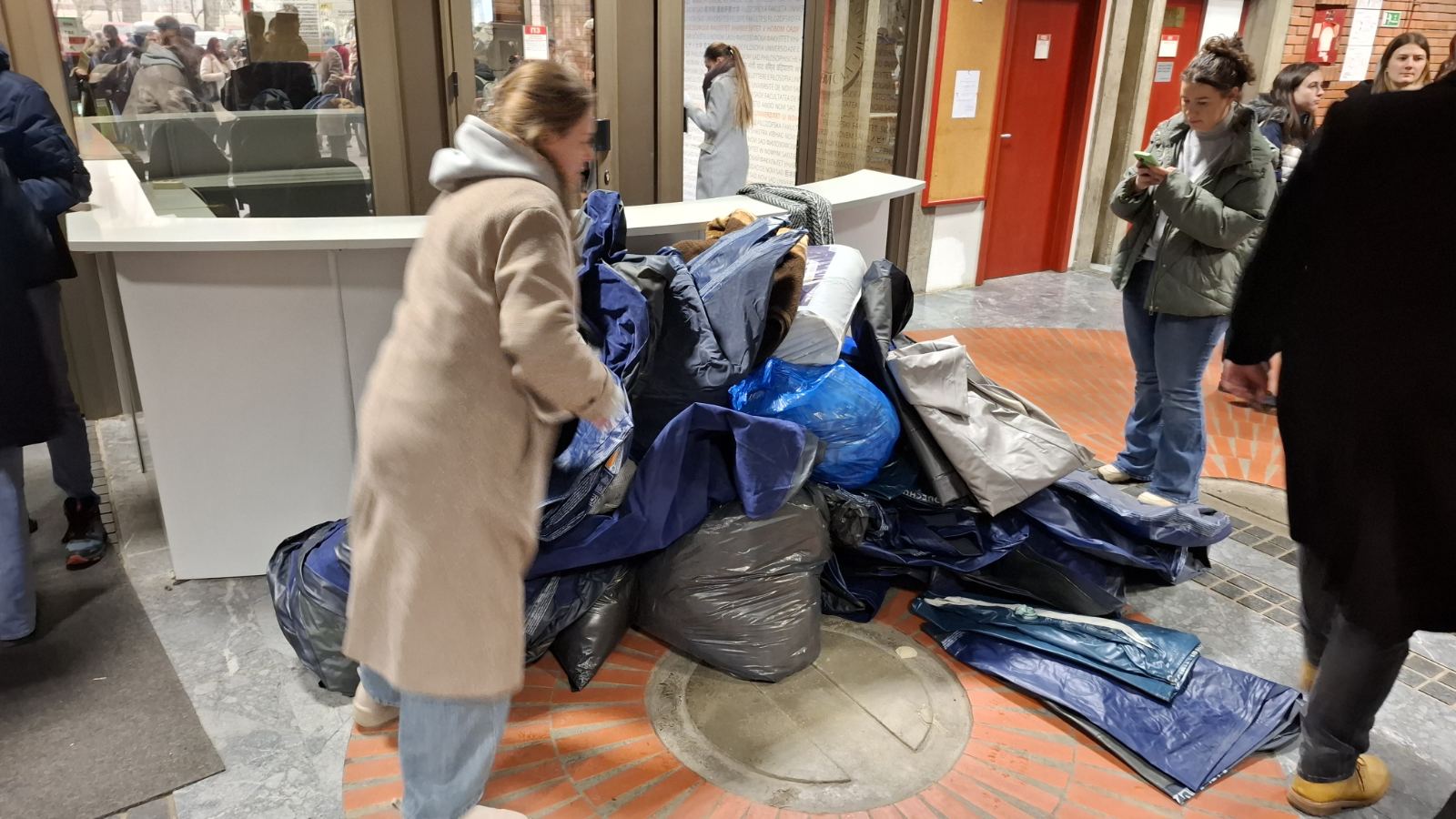 Studenti tvrde da počinje blokada Filozofskog u Novom Sadu: Dekan kaže da blokade neće biti (FOTO; VIDEO) 2