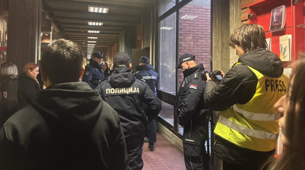 Na Filozofski u Novom Sadu stigla policija (FOTO; VIDEO) 12