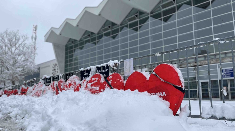 Crvena srca koja su postavljena kao sećanje na poginule na Železničkoj stanici u Novom Sadu zatrpana snegom (FOTO) 11