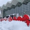 Crvena srca koja su postavljena kao sećanje na poginule na Železničkoj stanici u Novom Sadu zatrpana snegom (FOTO) 9
