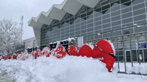 Crvena srca koja su postavljena kao sećanje na poginule na Železničkoj stanici u Novom Sadu zatrpana snegom (FOTO) 1