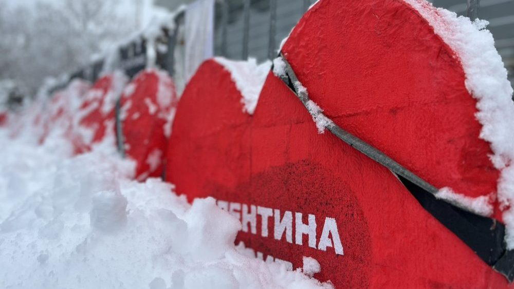 Crvena srca koja su postavljena kao sećanje na poginule na Železničkoj stanici u Novom Sadu zatrpana snegom (FOTO) 3 Crvena srca koja su postavljena kao sećanje na poginule na Železničkoj stanici u Novom Sadu zatrpana snegom (FOTO) 3