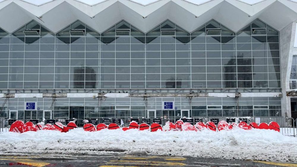 Crvena srca koja su postavljena kao sećanje na poginule na Železničkoj stanici u Novom Sadu zatrpana snegom (FOTO) 2 Crvena srca koja su postavljena kao sećanje na poginule na Železničkoj stanici u Novom Sadu zatrpana snegom (FOTO) 2