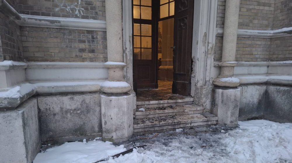 Saslušana osumnjičena za paljenje vrata crkve u Novom Sadu: Upućena na psihijatrijsko veštačenje 1