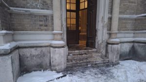 Saslušana osumnjičena za paljenje vrata crkve u Novom Sadu: Upućena na psihijatrijsko veštačenje 2