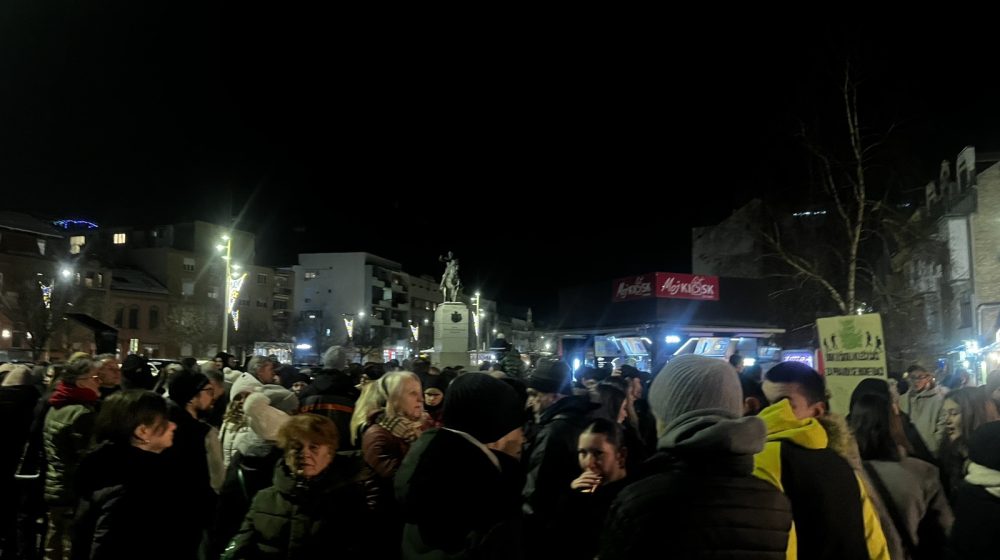 Protest ispred Jovine gimnazije: Novosađani podržali zahteve učenika (VIDEO, FOTO) 1